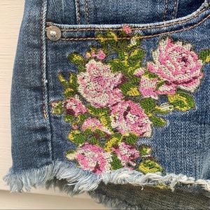 AMERICAN EAGLE rose embroidered shorts